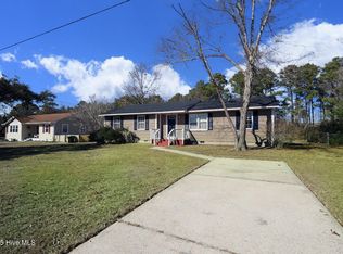 67 Sanders Dr, Hubert, NC 28539