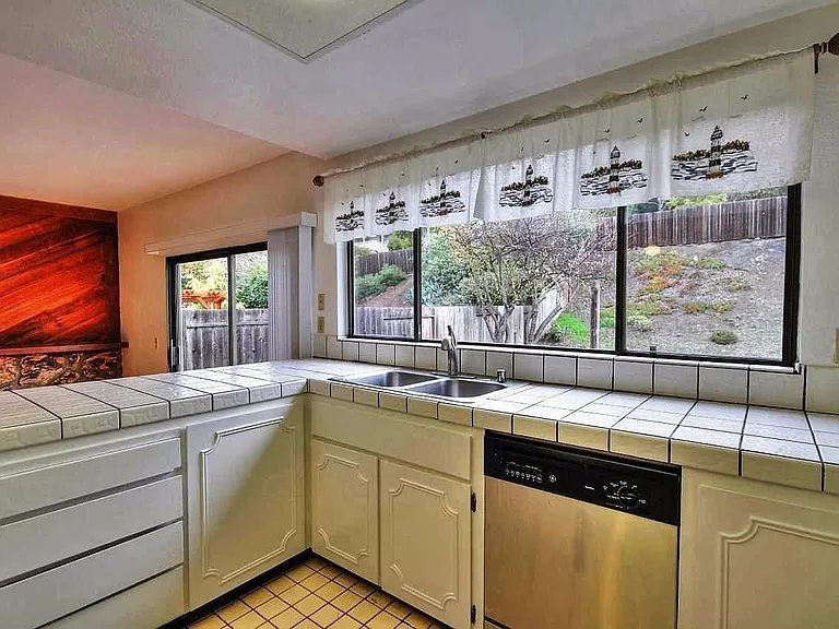 221 San Marin Dr — Photo 7