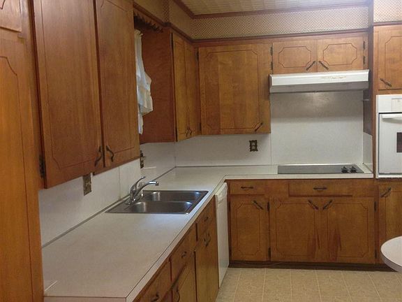 5th image of 302 N 10th St