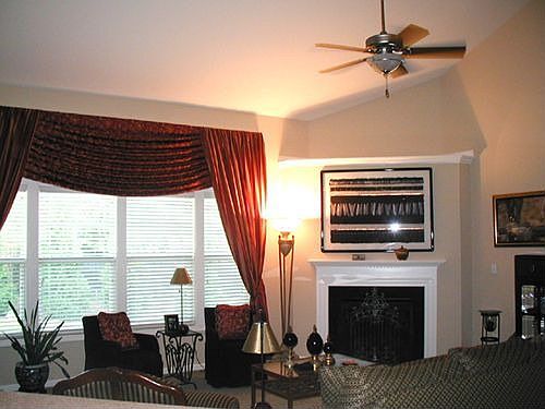 Family Rm has vaulted ceiling and open to kit/brkfst room. 