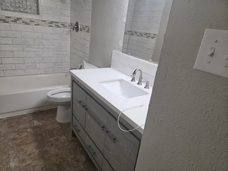 1001 Grants Pkwy — Photo 2