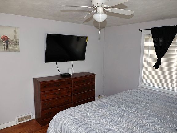 3rd image of 236 Harwood Ave
