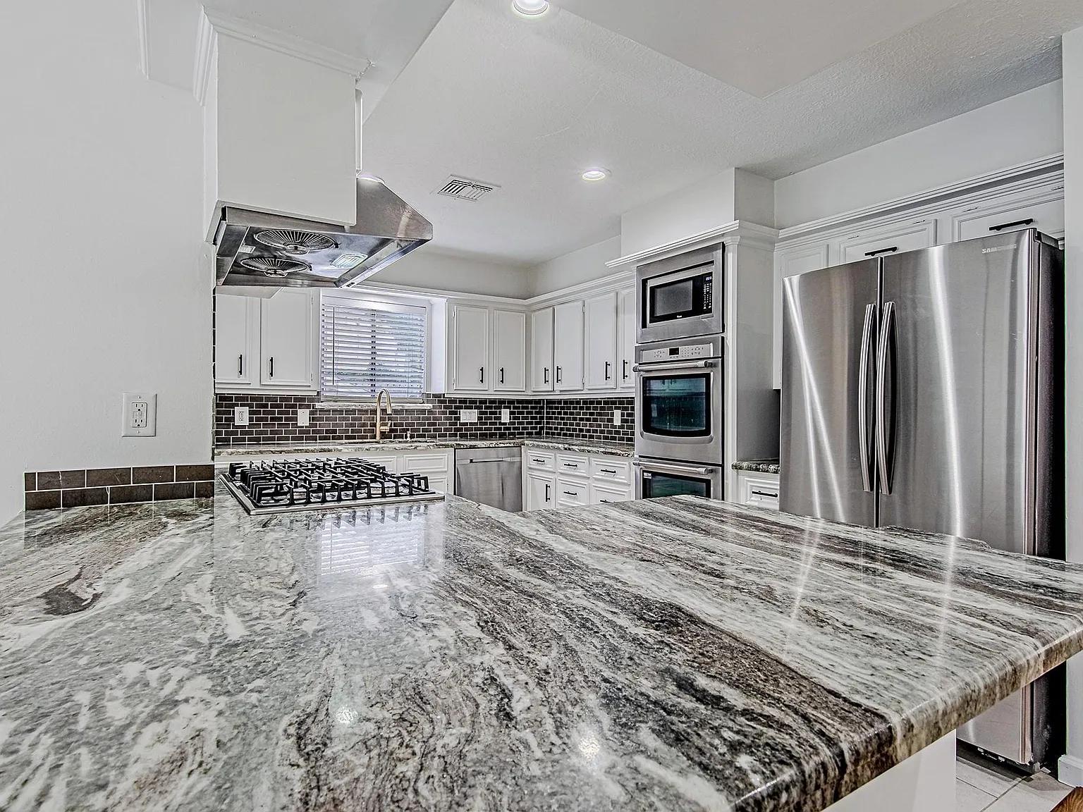 4 bed, 3.0 bath, 3743 sqft, $3,400 — Photo 3