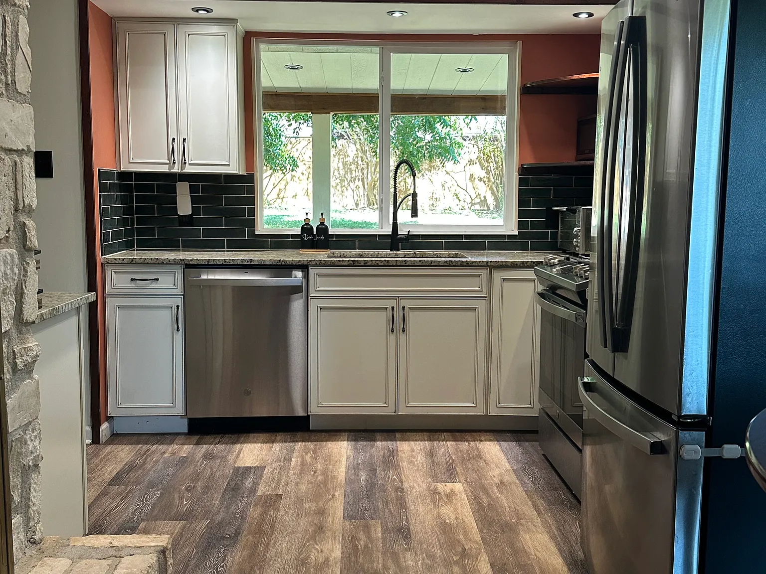 3 bed, 1234 sqft, $2,050 — Photo 2