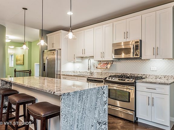 2nd image of 850 N Wood St #1
