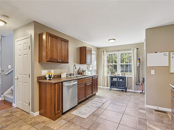 5th image of 684 Breezewood Ln