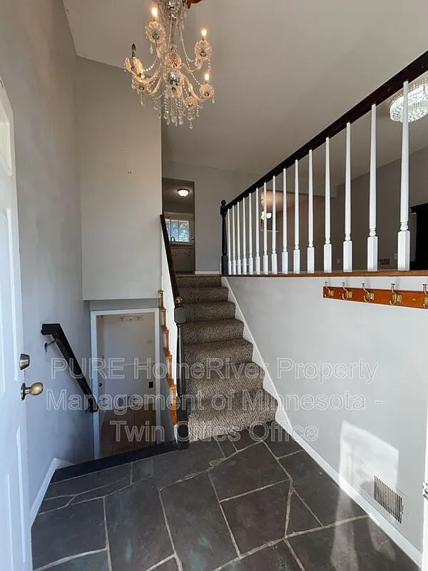 3 bed, 3.0 bath, 1551 sqft — Photo 4