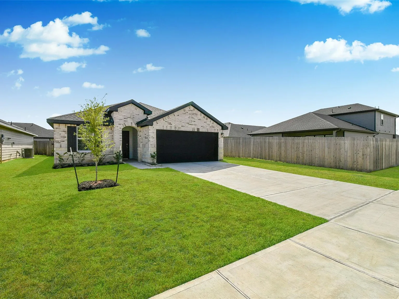 4 bed, 2.0 bath, 1580 sqft, $2,300 — Photo 3