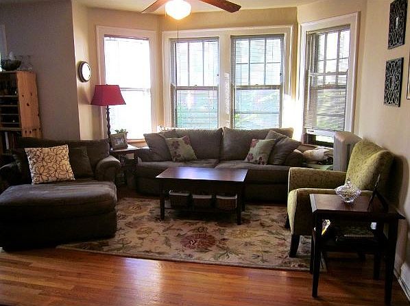 2nd image of 923 W George St APT 4J