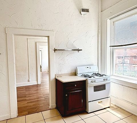 5th image of 206 E 8th St APT 6