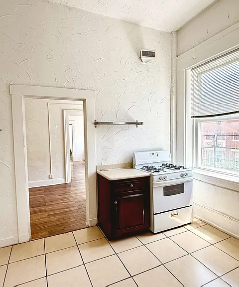 206 E 8th St #6 — Photo 5