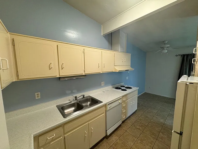540 Oakdale Ln #J — Photo 5