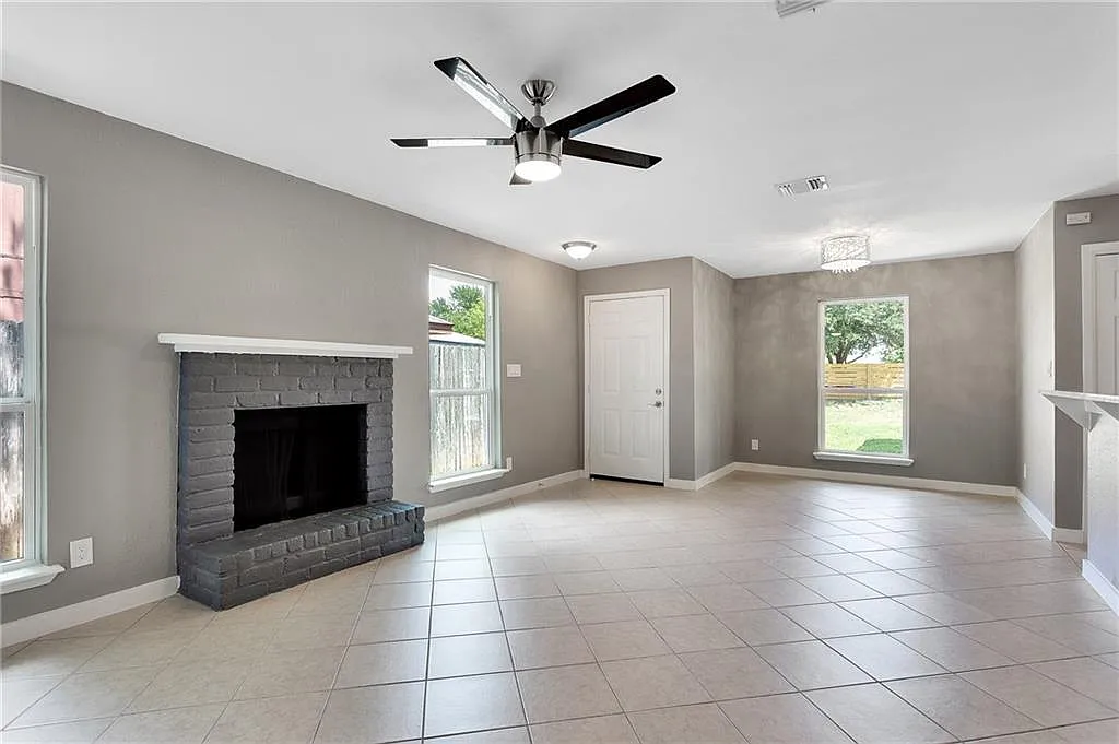 2 bed, 1.0 bath, 892 sqft, $1,300 — Photo 4