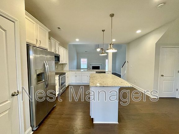 4th image of 155 Cromwell Ct