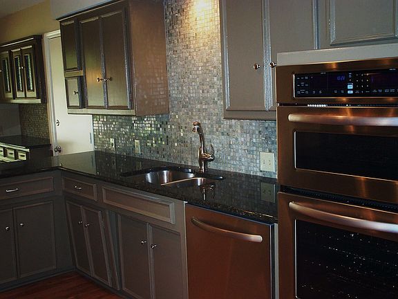 Kitchen w Granite - Onyx Backsplash & SS Appliances