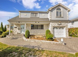 37 Lexington Ave, Westbury, NY 11590