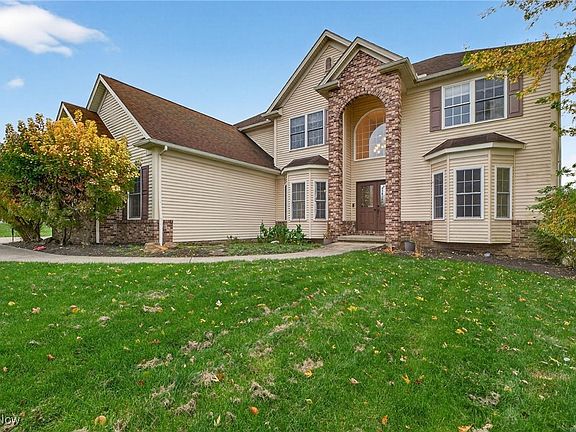 3rd image of 1078 Whispering Woods Dr