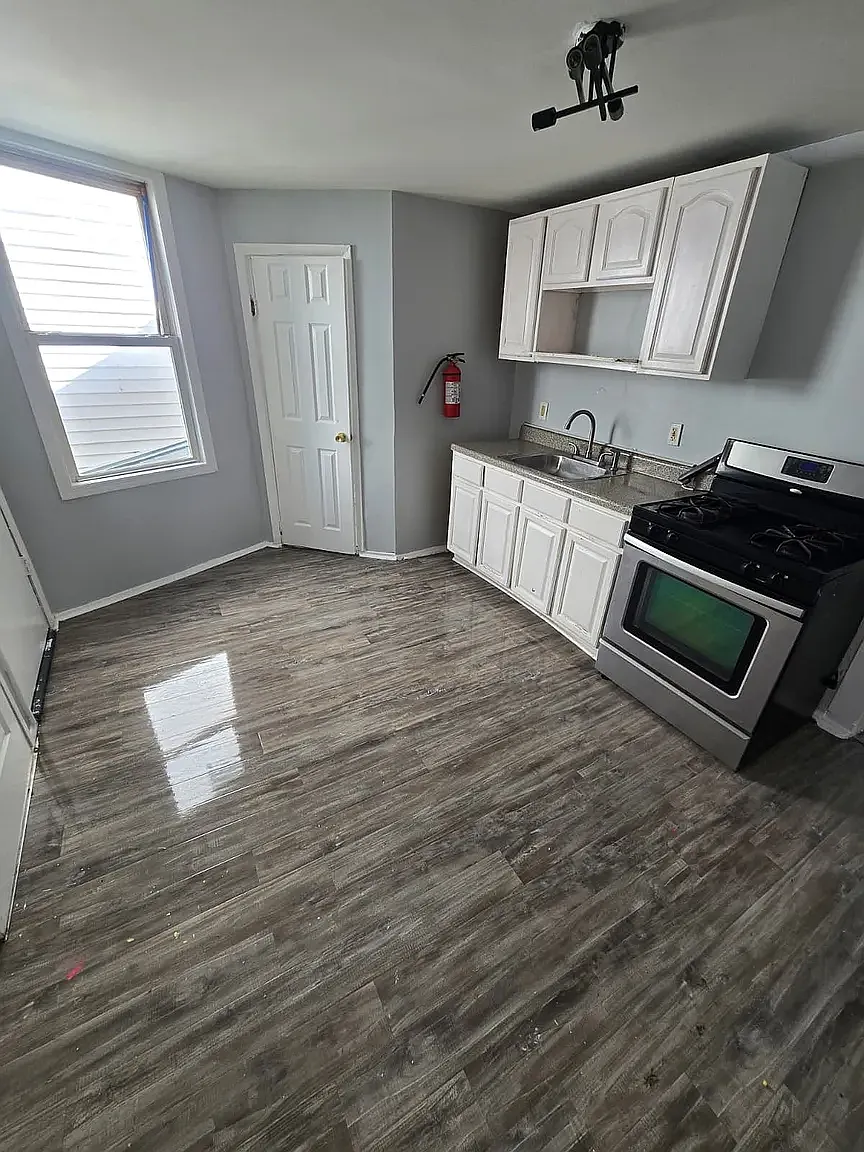 3 bed, 1000 sqft, $1,899 — Photo 4