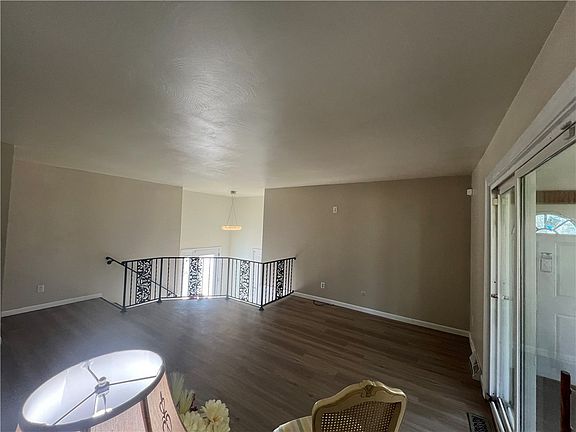 5th image of 318 E Christine Dr