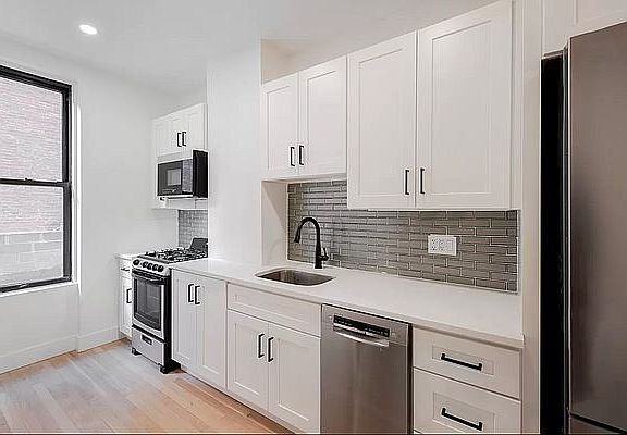 4th image of 425 Amsterdam Ave APT 2S