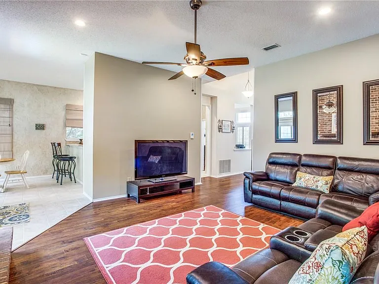 1405 Newbury Ln — Photo 4