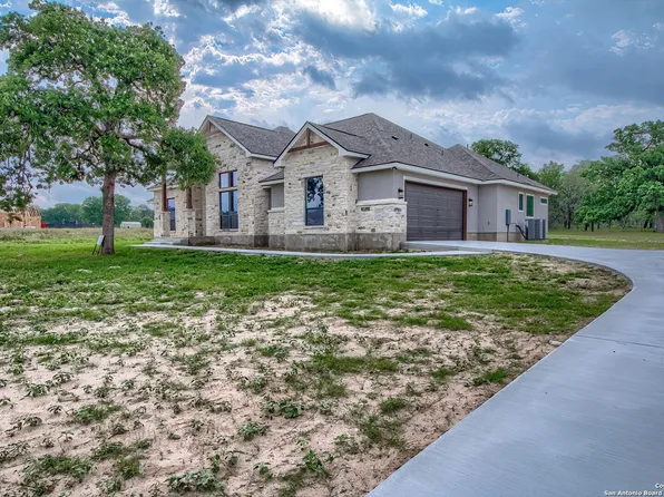 104 Hondo, La Vernia, TX 78121