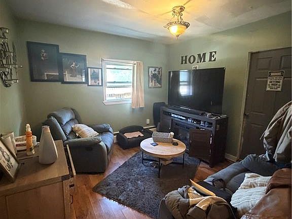 3rd image of 373 Cowden St
