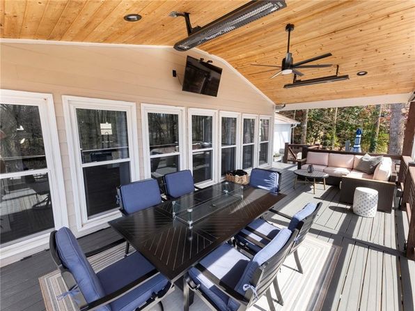 6041 Blackberry Ln, Buford, GA 30518