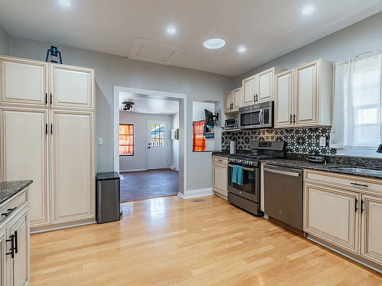 310 E Paris St — Photo 15