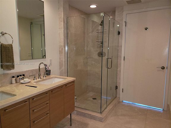 4th image of 1701 Collins Ave #3507