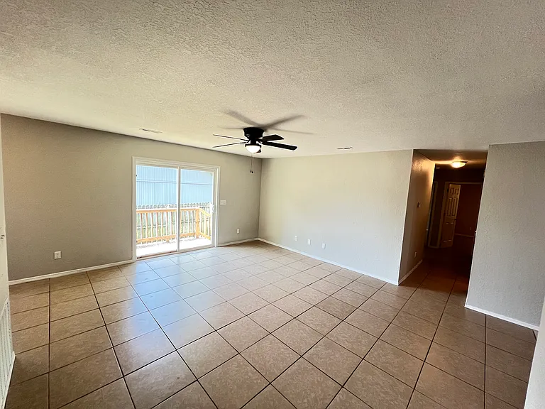 823 N Lola Ln — Photo 5