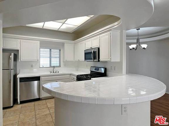 3rd image of 12712 Moorpark St APT 205