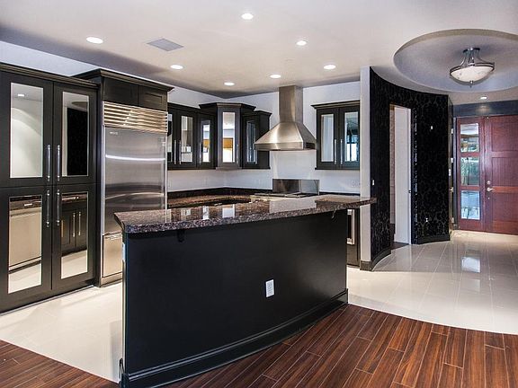 5th image of 8 Biltmore Dr #102