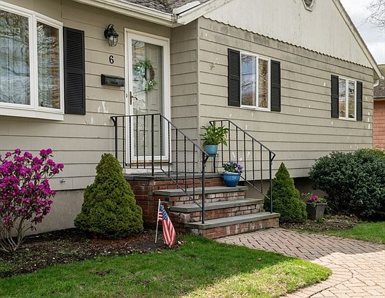 4th image of 6 Janice Ln