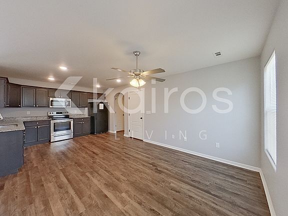5th image of 202 Fieldstone Cir