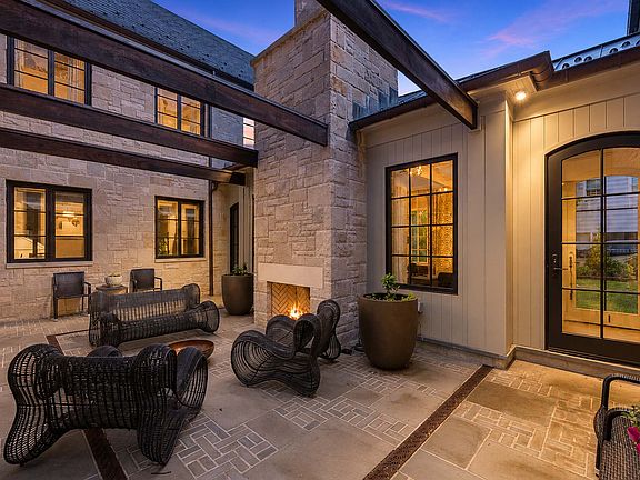 5th image of 548 Sylvan Pl W