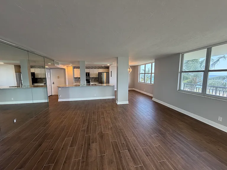 1147 Hillsboro Mile #214 — Photo 14