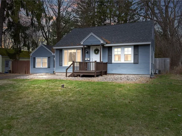 36 Pine Ridge Cir, North Syracuse, NY 13212