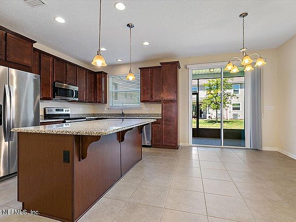 5th image of 526 Richmond Dr