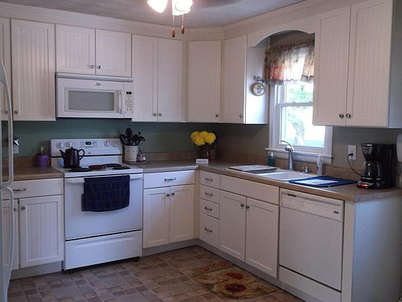 3rd image of 203 Willowbrook Dr