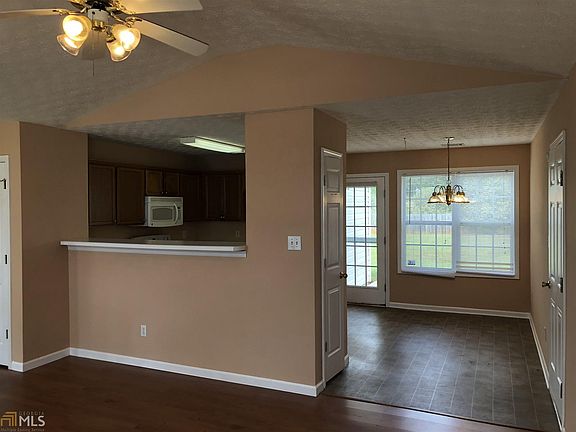 5th image of 18 Lexington Dr