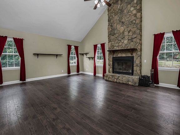4th image of 143 Harrison Cir