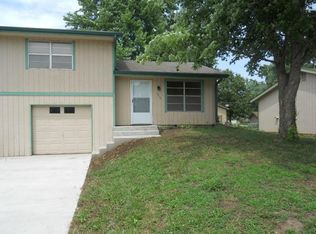 1910 Heatherwood Dr, Lawrence, KS 66047