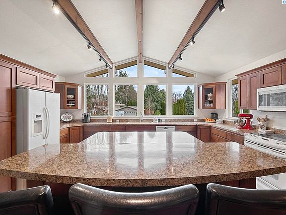 4th image of 940 SE Glen Echo Rd