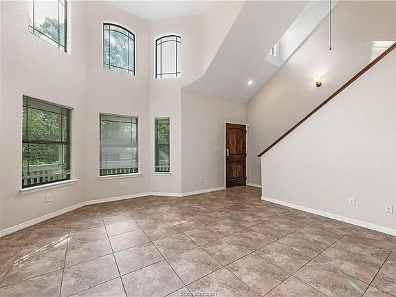 4th image of 450 Chimney Hill Dr