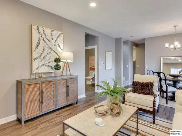 4276 Binney St, Omaha, NE 68111