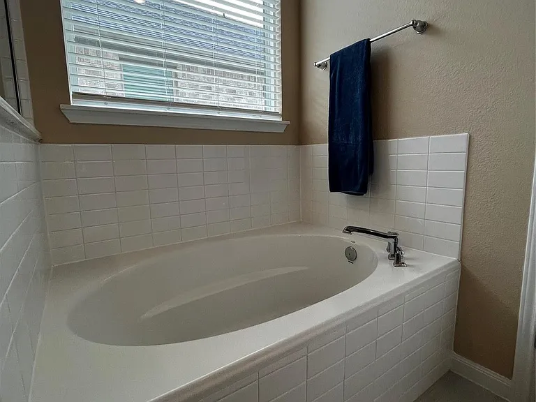 18206 Sonresa Way — Photo 12