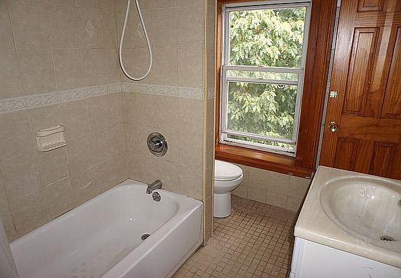 5th image of 137 Gates Ave #3