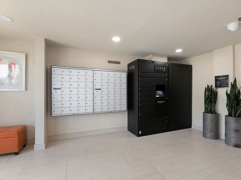 Mailboxes and Package Lockers