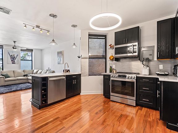 2nd image of 222 48th St APT 4D
